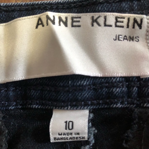 Anne Klein dark wash shorts Sz 10. Stretch denim with wider leg. 5 1/2” inseam - Picture 3 of 3